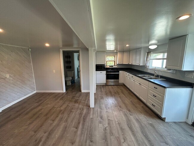 Building Photo - Single Family - 3 Bed - 2 Bath Home in a Private Setting