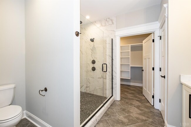 Master bath/closet - 1629 Helmsdale Dr