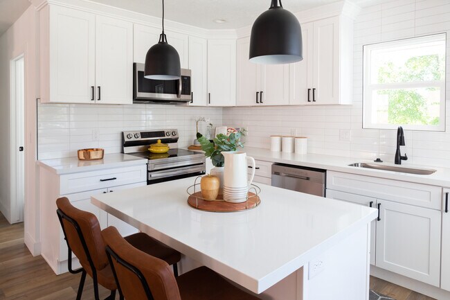 Building Photo - 193 S 400 W