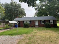 Building Photo - 3 Bed/1.5 Bath House