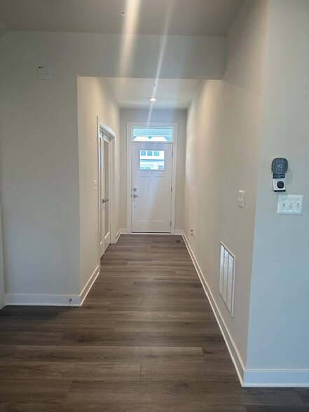 Building Photo - 807 Leni Wy