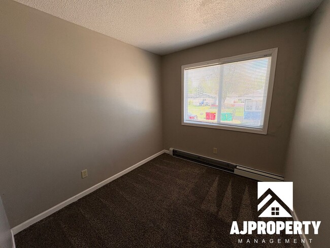 Building Photo - 3309 S Elmwood Ave