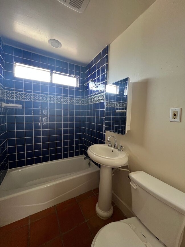 Building Photo - 3 Bedroom 1 Bathroom House with Spacious L...