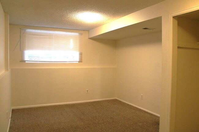 Building Photo - Lovely Three Bedroom Home Near Troutman Park