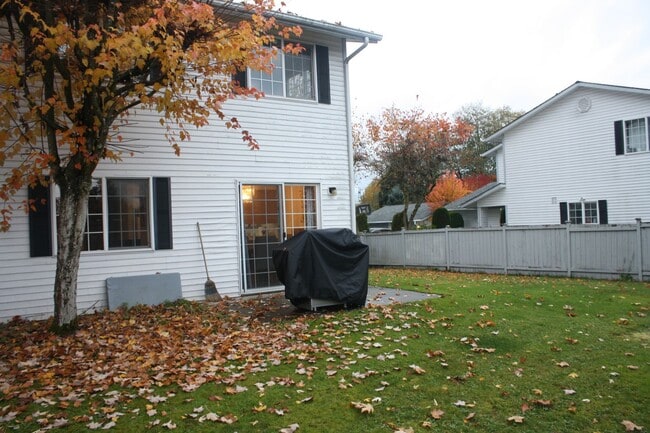 Building Photo - 3 bdrm, 2.5 bath, 2 car garage  (1 attached, 1 detached), Fenced yard, Minutes to Mall and I-5