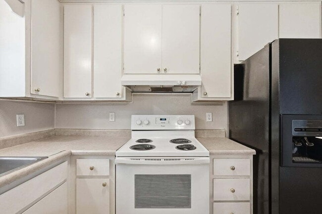 Building Photo - A small-town charm ready for move in!