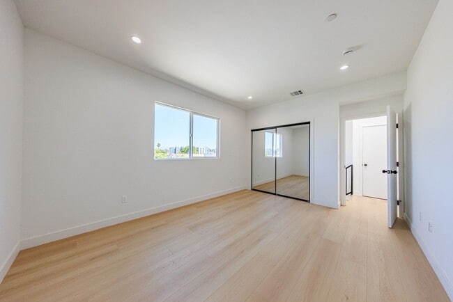 Building Photo - 2847 S Victoria Ave