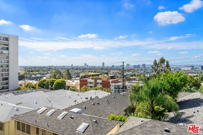 Building Photo - 1131 Alta Loma Rd