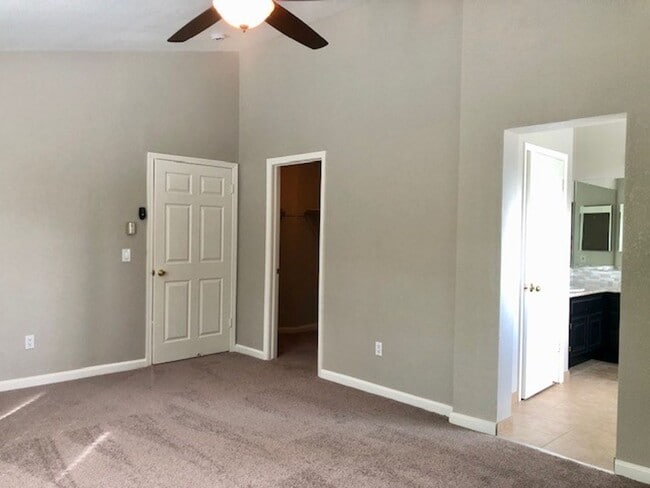 Building Photo - Spacious and beautiful 3 bedroom 2.5 bath ...