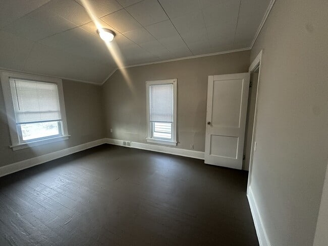 Building Photo - 3 Bedroom West Side House