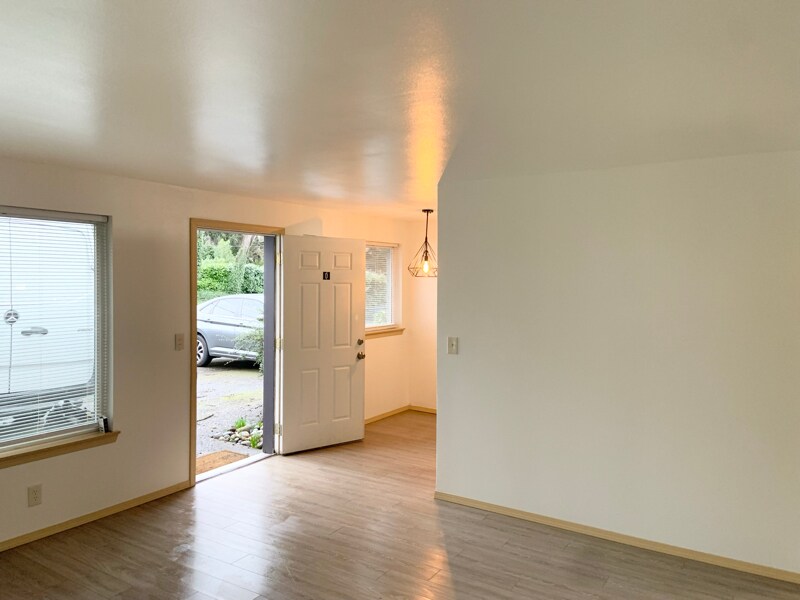 Building Photo - 9222 Kenwood Dr SW