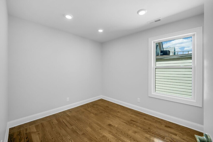 Building Photo - 146 N 15th St