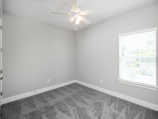 Building Photo - 786 6th Ave S