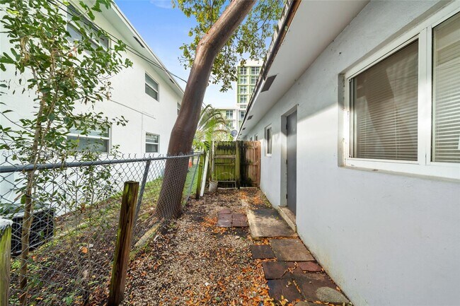 Building Photo - 446 SW 4th Ave