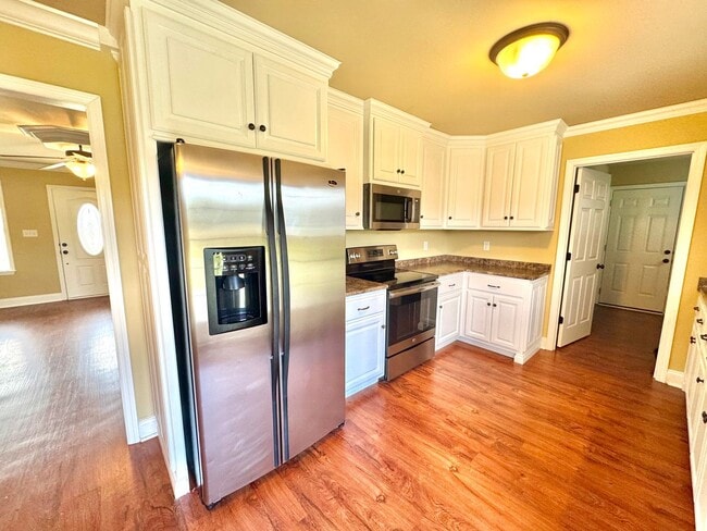 Building Photo - 3 bedroom 2 bath home. Walk to Ardmore Hig...