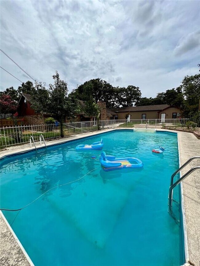 Building Photo - Prestigious Linwood Acres / .44 acres / Rockdale, TX / Swimming Pool