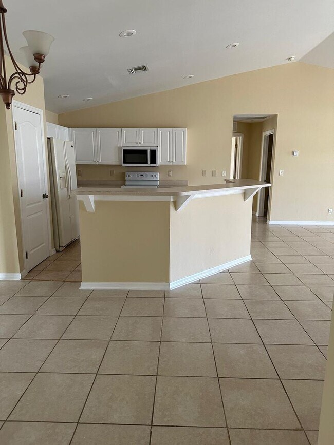 Building Photo - Spacious 3-Bed + Den Home with 2-Car Garag...