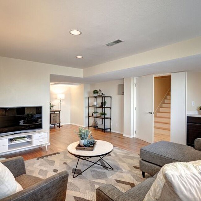 Building Photo - Beautiful 4 Bed, 3.5 Bath Rental home in S...