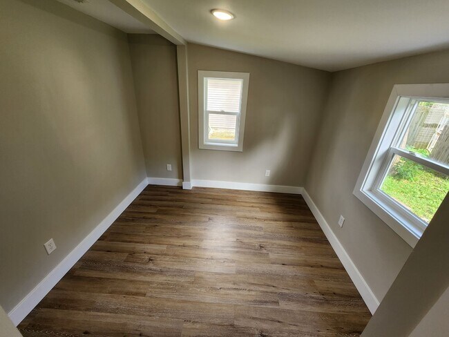 Building Photo - Spacious 2-Bedroom, 1-Bathroom Home AVAILA...