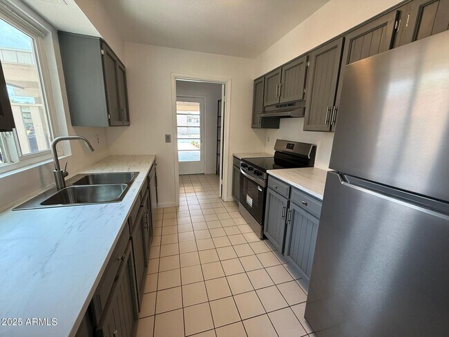 Building Photo - 2 bed, 1 bath Tempe Townhome