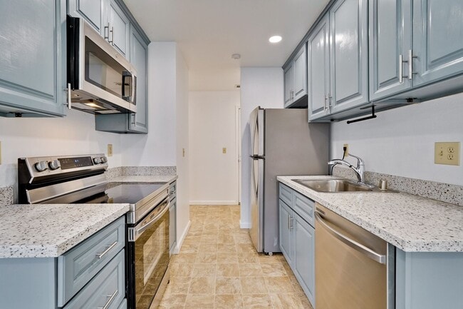 Building Photo - Spacious condo available in desirable Newpark Village community!