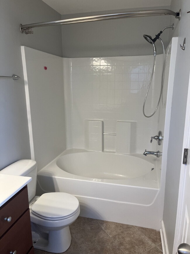 Building Photo - "Charming 2-Bed Townhouse Retreat with 2.5...