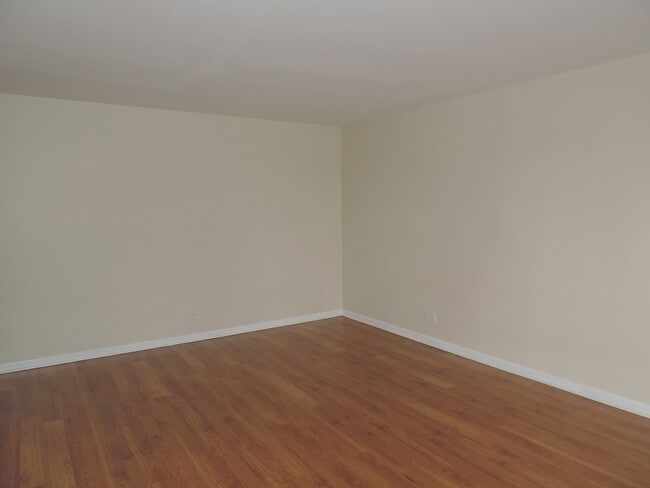 Building Photo - 2275 Country Club Dr