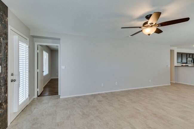 Building Photo - 2 bedroom + Den- Upgraded Flooring ready for immediate move in