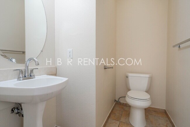 Building Photo - Charming 4-Bed, 2.5-Bath Home in Tracy’s E...