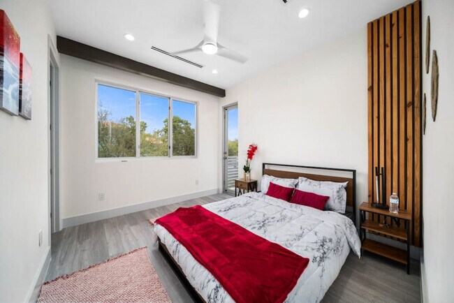 Building Photo - 1514 NE 5th Ct