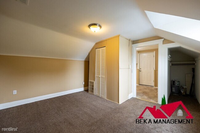 Building Photo - 2 br, 1 bath Triplex - 19336 Martin Rd Apt 3