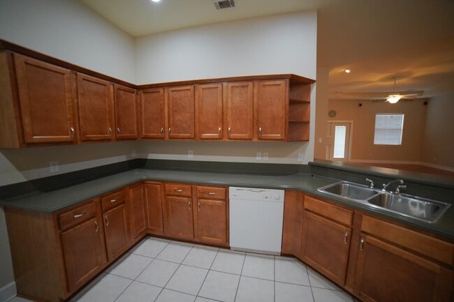 Building Photo - 5560 Hampton Hill Cir