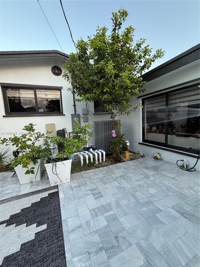 Building Photo - 9495 Dominican Dr