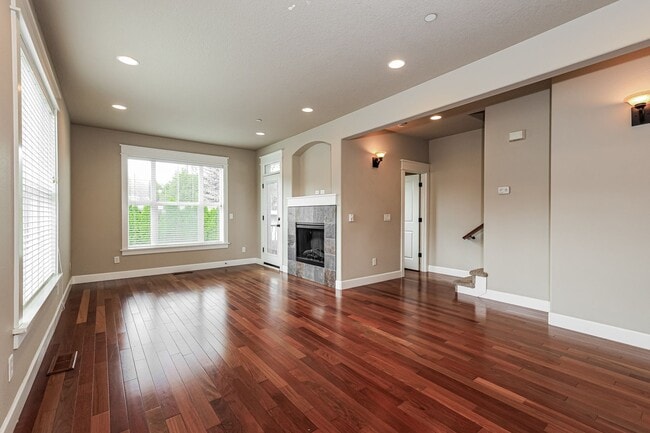 Building Photo - End unit 2BD 2.5BA + Office + Loft +  Tri Level Townhouse w/Garage + AC + Balcony + Washer/Dryer