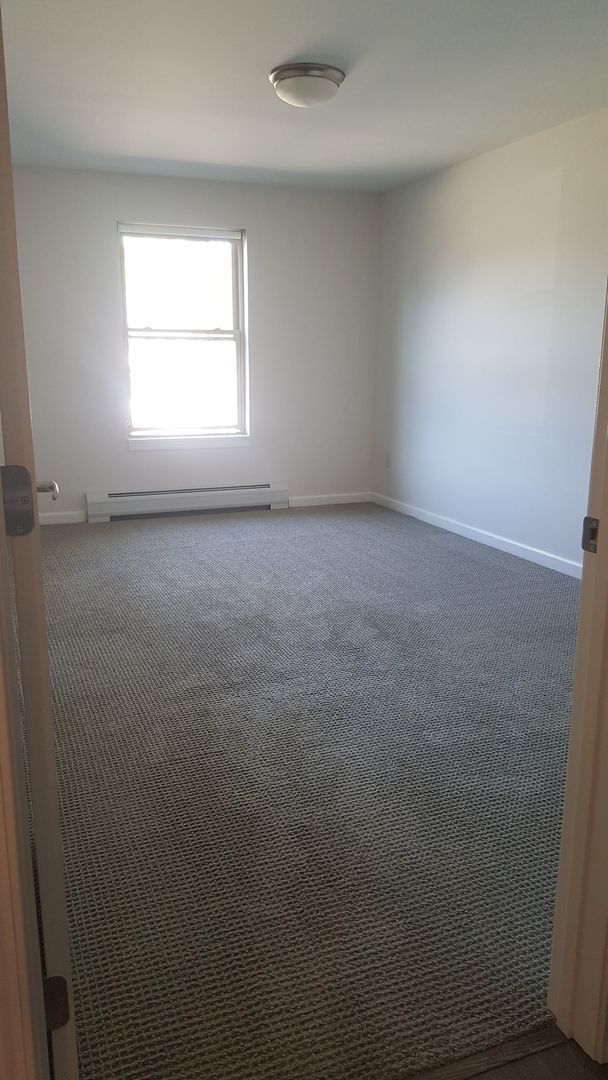 Building Photo - 3rd Floor One Bedroom Apartment with Abund...