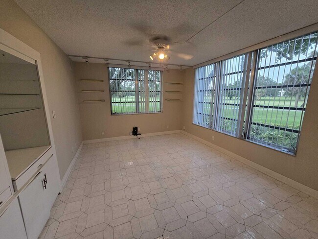 Building Photo - 3800 Oaks Clubhouse Dr