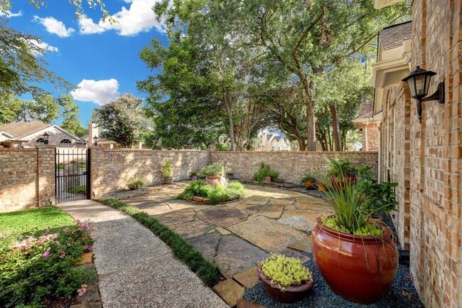 Building Photo - 5022 Coral Gables Dr