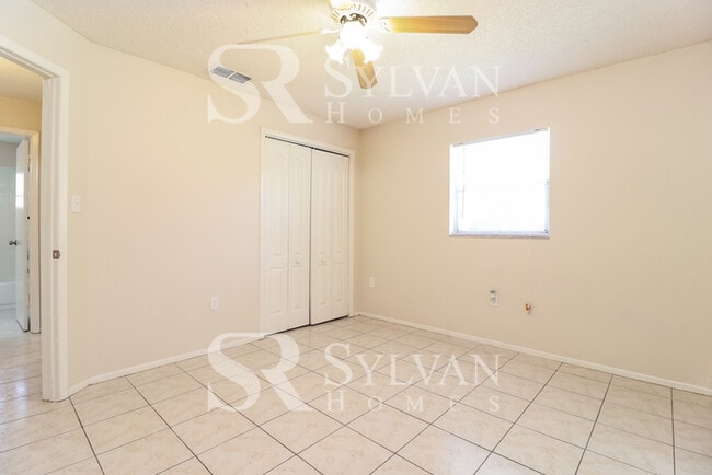 Building Photo - Enjoy one-level living at its best