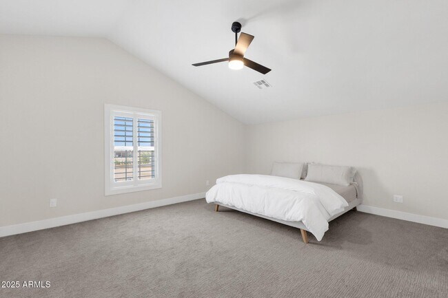 Building Photo - 856 W Quail Cir