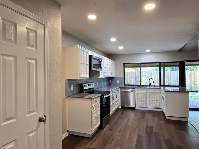 Building Photo - 4055 Cypressdale Dr