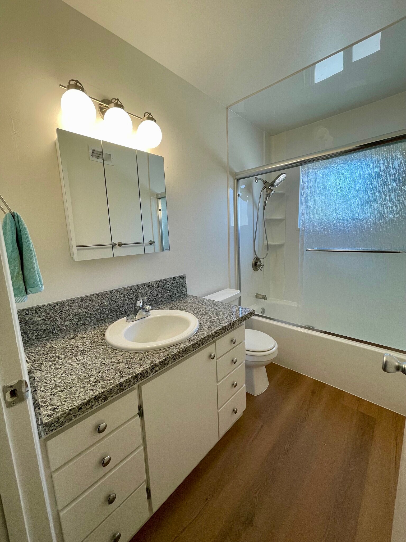 Primary bath (upstairs) - 9856 Continental Dr