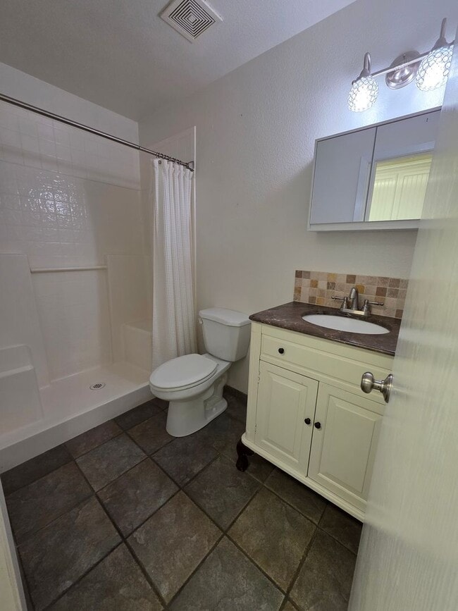 Building Photo - 2 bedroom 2 bathroom in Beverly Glen!