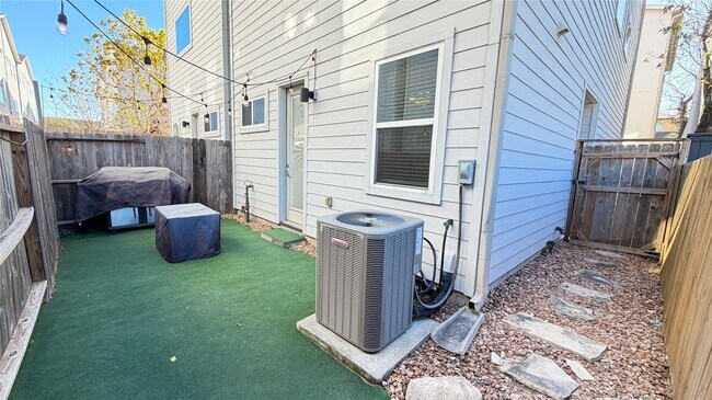 Building Photo - 605 Bayou St