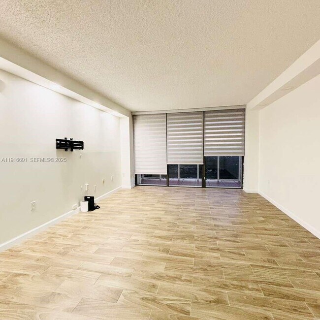 Building Photo - 3625 N Country Club Dr