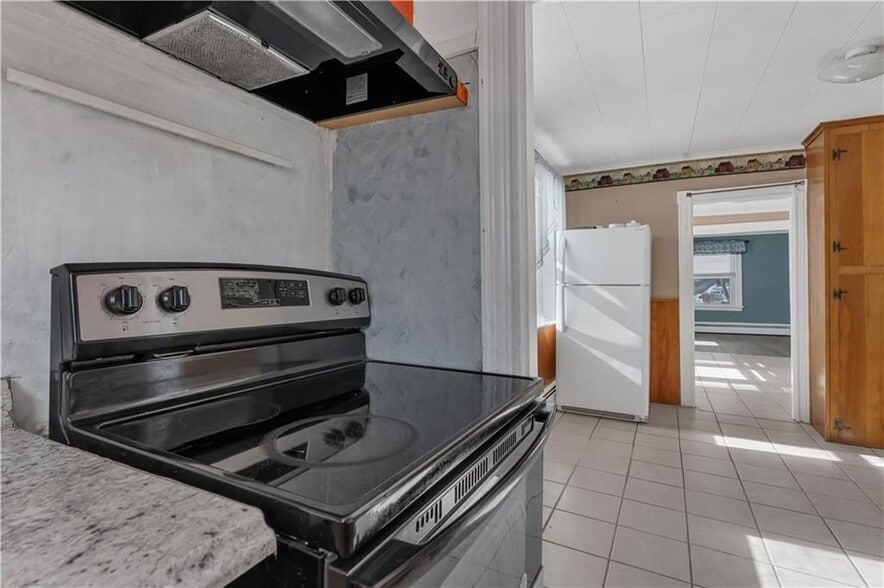 Building Photo - 1070 Main St