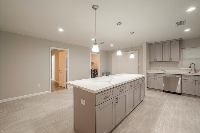 Building Photo - 5755 Heron Dr