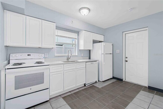 Building Photo - 140 112th Ave N