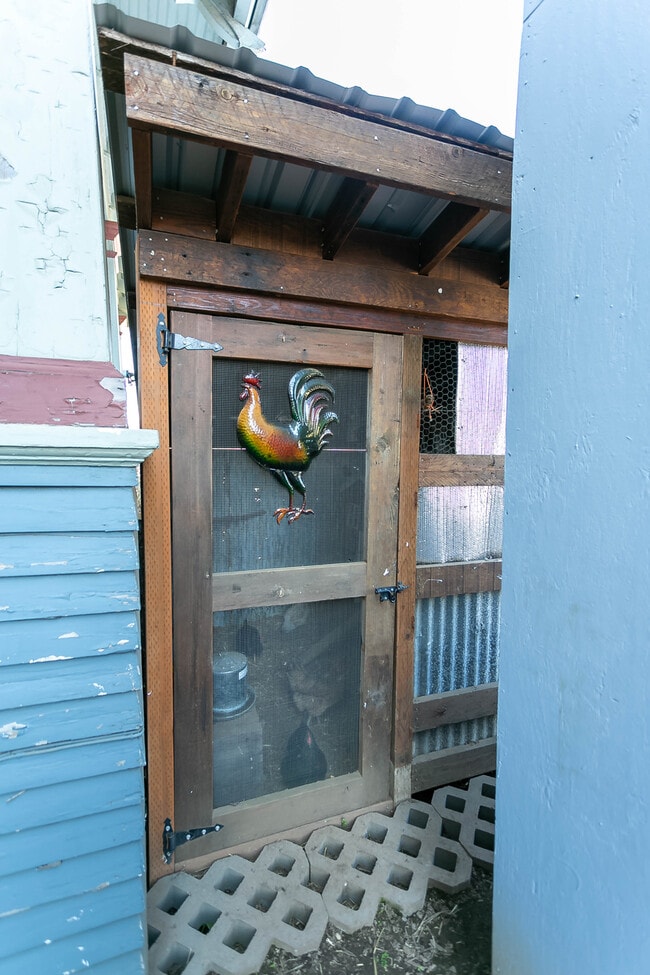 Chicken Coop - 718 NE Dekum St