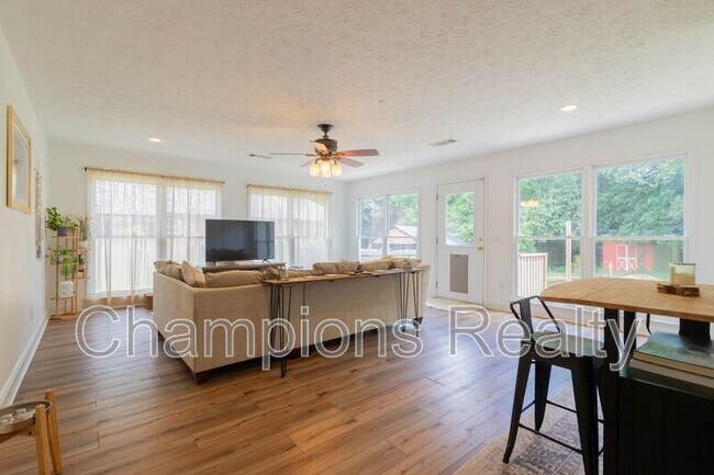 Building Photo - 1514 Crest Dr