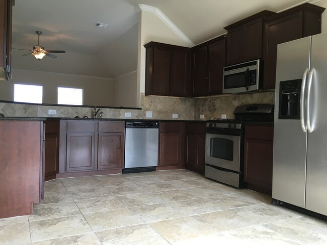 Building Photo - Great Open Floor Plan in Buda
